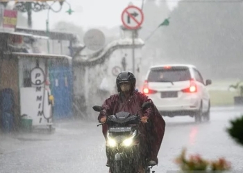 Arsip Foto. Pengendara sepeda motor melaju di tengah hujan di kawasan Alun-alun Selatan Yogyakarta, Selasa (8/11/2022). (ANTARA FOTO/Andreas Fitri Atmoko)