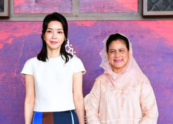 Foto: Iriana Joko Widodo menerima kedatangan Ibu Negara Republik Korea, Madam Kim Keon-hee, di Hotel The Apurva Kempinski, Bali, pada Senin (14/11/2022). (Dok. CNBC Indonesia)