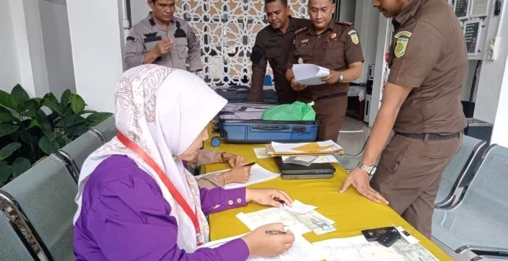 Tim JPU Kejari Banda Aceh saat merapikan barang bukti dari kasus Yalsa Boutique untuk dikembalikan, di Banda Aceh, Kamis (24/11/2022) (ANTARA/HO/Kejari Banda Aceh)