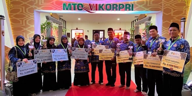 Para Peserta dari Kafilah Aceh, foto bersama usai meraih juara pada ajang Musabaqah Tilawatil Quran (MTQ) KORPRI VI di Kota Padang, Sumatera Barat, Sabtu (12/11/2022). (Dok. Humas Aceh)