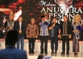 Penyerahan penghargaan juara umum Anugerah Pesona Indonesia (API) Awards 2022, di Gedung AAC Dayan Dawood, Kota Banda Aceh pada Jumat (25/11/2022) malam. (Dok. Disbudpar Aceh)