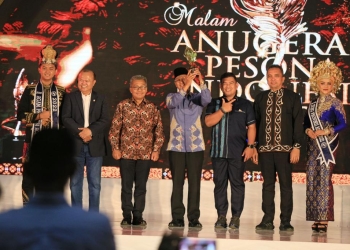 Penyerahan penghargaan juara umum Anugerah Pesona Indonesia (API) Awards 2022, di Gedung AAC Dayan Dawood, Kota Banda Aceh pada Jumat (25/11/2022) malam. (Dok. Disbudpar Aceh)