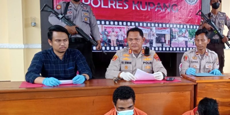 Dua tersangka pelaku pemerkosaan anak di bawah umur yang ditangkap aparat Polres Kupang setelah keduanya melarikan diri hampir satu tahun, Selasa. (ANTARA/Benny Jahang)