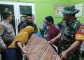 Keluarga membawa jenazah pencari gurita yang ditemukan tersangkut karang di Simeulue, Aceh, Kamis (10/11/2022). ANTARA/HO/Camat Simeulue Timur