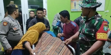 Keluarga membawa jenazah pencari gurita yang ditemukan tersangkut karang di Simeulue, Aceh, Kamis (10/11/2022). ANTARA/HO/Camat Simeulue Timur