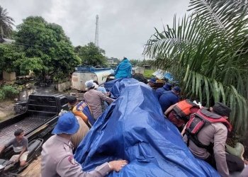 Personel Polres Aceh Timur diberangkatkan membantu penangganan banjir di Aceh Tamiang, Minggu (6/11/2022). ANTARA/HO