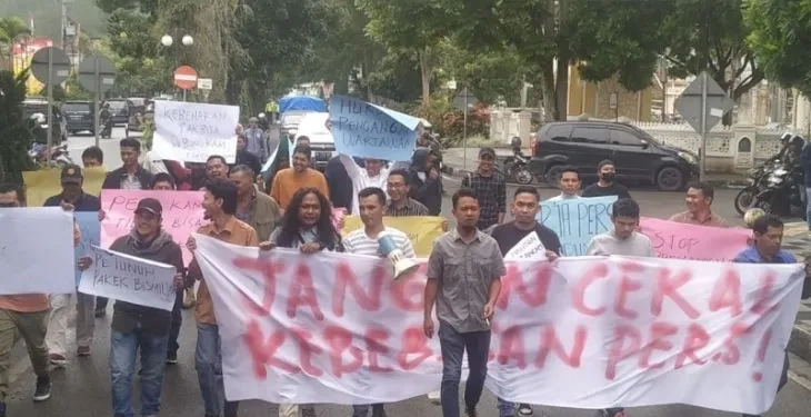 Puluhan wartawan di Aceh Tengah menggelar aksi solidaritas, Jumat (11/11/2022). (ANTARA/Dok. PWI Aceh Tengah)