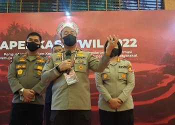 Kepala Divisi Humas Polri Irjen Pol. Dedi Prasetyo (tengah) memberikan keterangan pers usai Apel Kasatpel 2022, di Jakarta, Rabu (14/12/2022). ANTARA/Laily Rahmawaty.