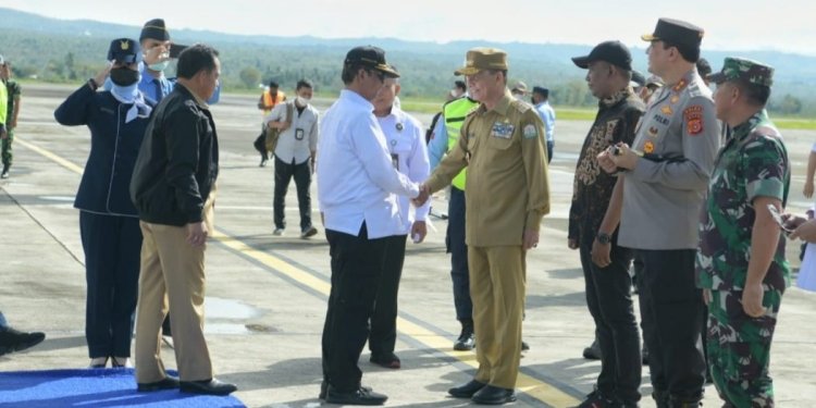 Pj.Gubernur Aceh, Achmad Marzuki beserta Forkopimda Aceh, saat menyambut kedatangan Menko Polhukam RI, Mahfud MD, dan Menteri Dalam Negeri RI, Muhammad Tito Karnavian, di Bandara Internasional Sultan Iskandar Muda, Blang Bintang, Aceh Besar, Rabu (21/12/2022). (Dok. Humas Pemerintah Aceh)