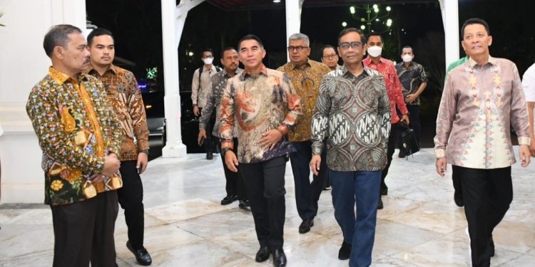 Pj. Gubernur Aceh, Achmad Marzuki bersama Sekda Aceh, Bustami, dan unsur Forkopimda Aceh lainnya, saat menyambut kedatangan Menko Polhukam RI, Mahfud MD dan Mendagri RI, Muhammad Tito Karnavian di Meuligoe Gubernur Aceh, Banda Aceh, Rabu (21/12/2022). (Dok. Humas Pemerintah Aceh)