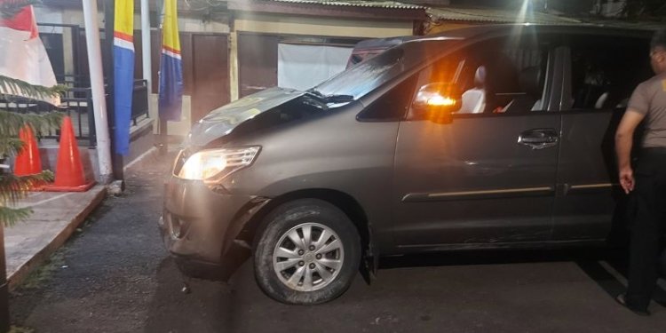Mobil milik pelaku diduga tabrak lari saat diamankan di Polsek Jatinegara, Jakarta Timur, Jumat (23/12/2022). ANTARA/Yogi Rachman
