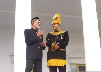Wali Nanggroe Aceh Tgk Malik Mahmud Al Haytar (kanan) saat berbincang dengan Anies Baswedan, di Meuligoe Wali Nanggroe Aceh, di Aceh Besar, Jumat (2/12/2022) (ANTARA/Rahmat Fajri)