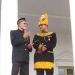 Wali Nanggroe Aceh Tgk Malik Mahmud Al Haytar (kanan) saat berbincang dengan Anies Baswedan, di Meuligoe Wali Nanggroe Aceh, di Aceh Besar, Jumat (2/12/2022) (ANTARA/Rahmat Fajri)