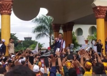 Para kader serta relawan menyambut kedatangan Anies Baswedan di Bandara SIM Blang Bintang, di Aceh Besar, Jumat (2/12/2022) (ANTARA/Rahmat Fajri)