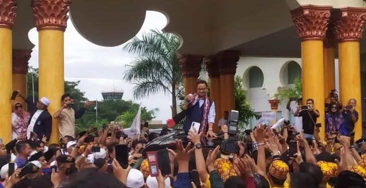 Para kader serta relawan menyambut kedatangan Anies Baswedan di Bandara SIM Blang Bintang, di Aceh Besar, Jumat (2/12/2022) (ANTARA/Rahmat Fajri)