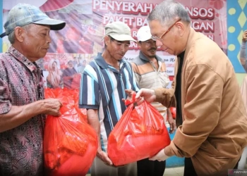 Ilustrasi bansos: Gubernur Kalbar Sutarmidji menyerahkan bansos untuk mencegah inflasi di Kalbar kepada masyarakat Kayong Utara (bansos penanganan inflasi)