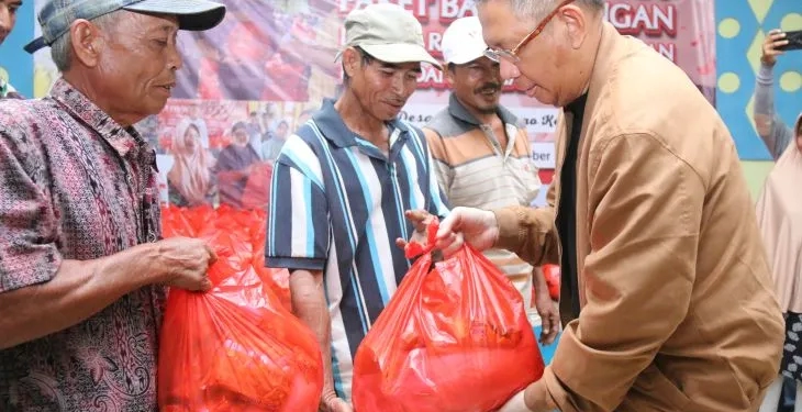 Ilustrasi bansos: Gubernur Kalbar Sutarmidji menyerahkan bansos untuk mencegah inflasi di Kalbar kepada masyarakat Kayong Utara (bansos penanganan inflasi)