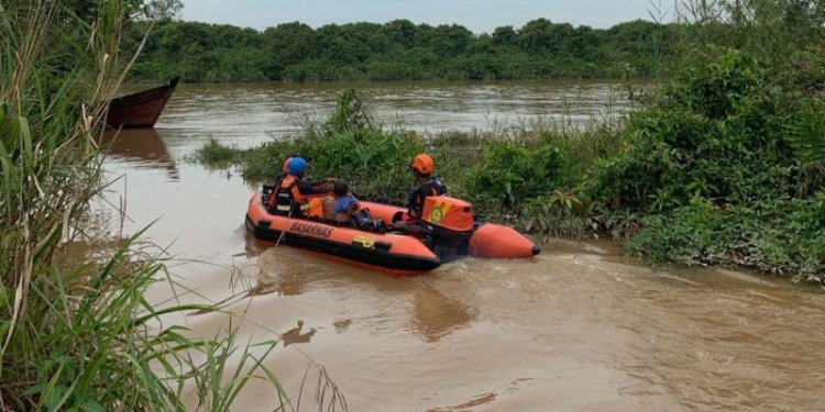 Tim Basarnas Jambi melakukan pencarian korban diterkam buaya di Sungai Dendang Kabupaten Tanjunjabung Timur, Jambi. (ANTARA/HO-Humas Basarnas Jambi)