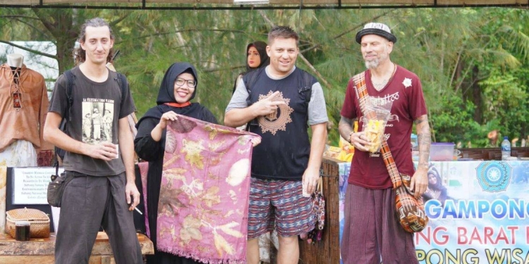 Wisatawan manca negara mendatangi Festival Ujung Barat di Desa Wisata Jaboi, Sabang. (Dok. Disbudpar Aceh)