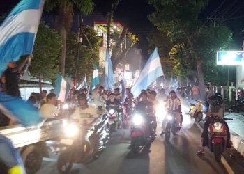 Konvoi dan arak-arakan dilakukan ribuan pendukung timnas Argentina di Kota Ternate dipusatkan di Benteng Oranye itu, usai tim Argentina memenangi laga final menghadapi Prancis dan seluruh ruas jalan dipenuhi fans tim Argentina menggunakan jersey Argentina (Dok. Abdul Fatah)