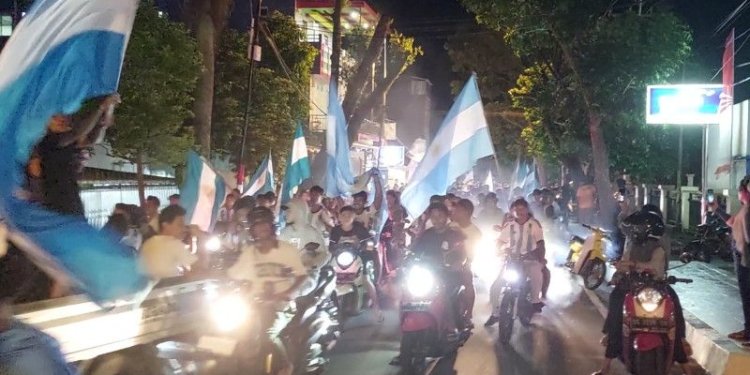 Konvoi dan arak-arakan dilakukan ribuan pendukung timnas Argentina di Kota Ternate dipusatkan di Benteng Oranye itu, usai tim Argentina memenangi laga final menghadapi Prancis dan seluruh ruas jalan dipenuhi fans tim Argentina menggunakan jersey Argentina (Dok. Abdul Fatah)