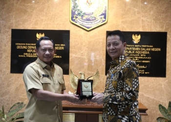 Pj Gubernur Aceh Achmad Marzuki, menerima plakat dari Mendagri Muhammad Tito Karnavian, saat melakukan pertemuan, di Jakarta, Senin (25/7/2022) lalu.