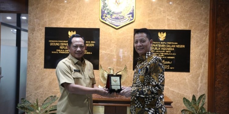 Pj Gubernur Aceh Achmad Marzuki, menerima plakat dari Mendagri Muhammad Tito Karnavian, saat melakukan pertemuan, di Jakarta, Senin (25/7/2022) lalu.