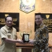 Pj Gubernur Aceh Achmad Marzuki, menerima plakat dari Mendagri Muhammad Tito Karnavian, saat melakukan pertemuan, di Jakarta, Senin (25/7/2022) lalu.