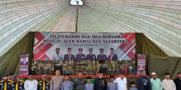 Wali Nanggroe Aceh bersama Forkopimda foto bersama usai menyerahkan sembako kepada anak yatim dan masyarakat kurang mampu pada peringatan Milad GAM, di Banda Aceh, Minggu (4/12/2022) (ANTARA/Rahmat Fajri)