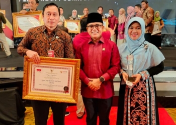 Direktur RSUDZA, Isra Firmansyah, foto bersama Menteri PANRB, Azwar Anas, usai menerima piagam penghargaan pada acara Penganugerahan Bersama Pelayanan Publik dan Reformasi Birokrasi di Jakarta, Selasa (6/12/2022). (Dok. Humas Pemerintah Aceh)