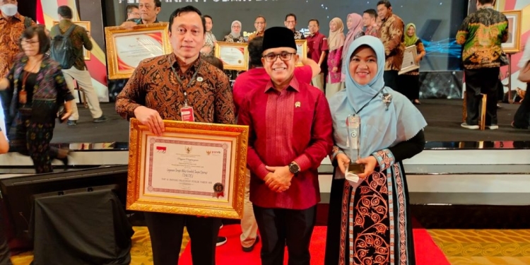 Direktur RSUDZA, Isra Firmansyah, foto bersama Menteri PANRB, Azwar Anas, usai menerima piagam penghargaan pada acara Penganugerahan Bersama Pelayanan Publik dan Reformasi Birokrasi di Jakarta, Selasa (6/12/2022). (Dok. Humas Pemerintah Aceh)