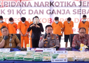 Kapolda Riau, Irjen Pol Muhammad Iqbal didampingi Sekretaris Daerah Riau dan Kepala Badan Narkotika Nasional Riau saat konfrensi pers pengungkapan 91 kg sabu dan 25 kg ganja. (ANTARA/HO-Polda Riau)