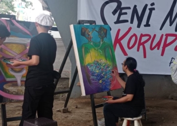 Para pelaku seni lukis yang menuangkan kritikan para aktivis di Makassar terhadap korupsi yang terjadi di Tanah Air. Kegiatan ini dilaksanakan di bawah Jembatan Layang Makassar, Kamis (7/12/2022). ANTARA/Nur Suhra