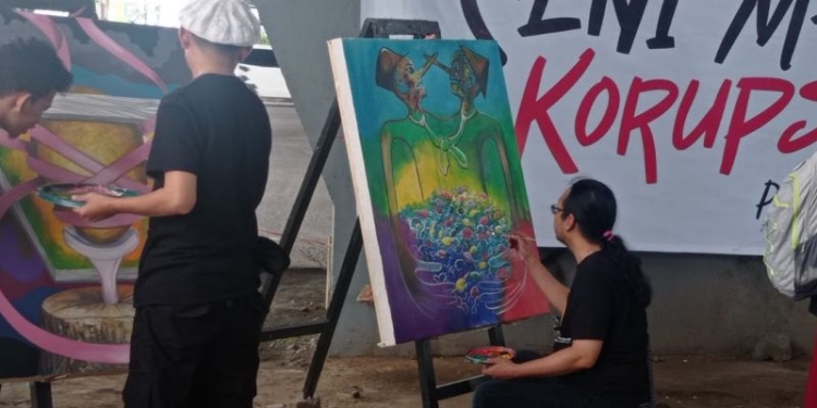 Para pelaku seni lukis yang menuangkan kritikan para aktivis di Makassar terhadap korupsi yang terjadi di Tanah Air. Kegiatan ini dilaksanakan di bawah Jembatan Layang Makassar, Kamis (7/12/2022). ANTARA/Nur Suhra
