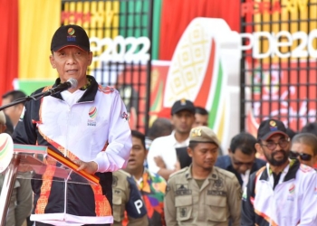 Pj. Gubernur Aceh, Achmad Marzuki, memberikan sambutan sekaligus membuka secara resmi Pekan Olah Raga Aceh (PORA) Ke-XIV Tahun 2022 di Lapangan Blang Pase, Pidie, Sabtu (10/12/2022). (Dok. Humas Pemerintah Aceh)