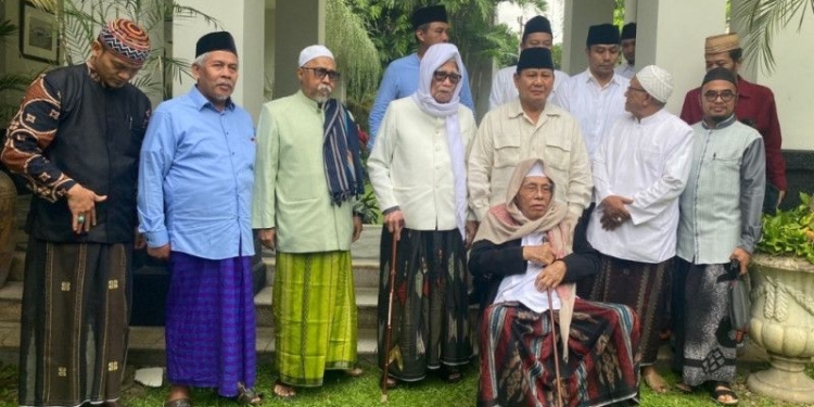 Ketua Umum DPP Gerindra, Prabowo Subianto (ketiga kanan), bersama para ulama dan kiai Jawa Timur di Surabaya, Senin (26/12/2022). ANTARA/HO-Gerindra Jawa Timur