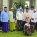 Ketua Umum DPP Gerindra, Prabowo Subianto (ketiga kanan), bersama para ulama dan kiai Jawa Timur di Surabaya, Senin (26/12/2022). ANTARA/HO-Gerindra Jawa Timur
