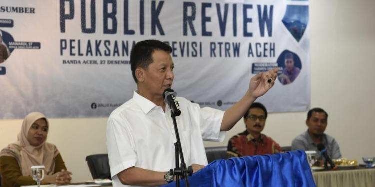 Pj Gubernur Aceh, Achmad Marzuki, saat menjadi Keynote Speaker pada kegiatan Pelaksanaan Revisi Rencana Tata Ruang dan Wilayah (RTRW) Aceh, di Hotel Oasis, Banda Aceh, Selasa, (27/12/2022). (Dok. Humas Pemerintah Aceh)