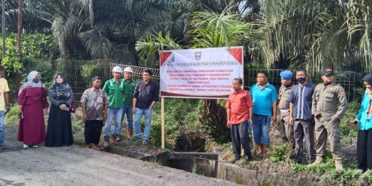 Dinas Lingkungan Hidup Pasaman Barat saat menyegel pembuangan limbah PT BSS yang diduga limbahnya tercemar. ANTARA/dokumen