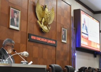 Sekda Aceh, Bustami, saat menyampaikan pendapat akhir Gubernur Aceh atas Raqan Aceh Prolega Prioritas Tahun 2022, dalam Paripurna DPR Aceh, di Gedung Utama DPRA, Banda Aceh, Kamis (29/12/2022). (Dok. Humas Pemerintah Aceh)