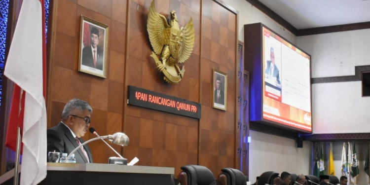 Sekda Aceh, Bustami, saat menyampaikan pendapat akhir Gubernur Aceh atas Raqan Aceh Prolega Prioritas Tahun 2022, dalam Paripurna DPR Aceh, di Gedung Utama DPRA, Banda Aceh, Kamis (29/12/2022). (Dok. Humas Pemerintah Aceh)