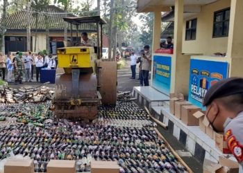 Polisi memusnahkan knalpot bising dan botol minuman keras di halaman Markas Polres Garut, Jawa Barat, Jumat (16/12/2022). ANTARA/HO-Humas Polres Garut.
