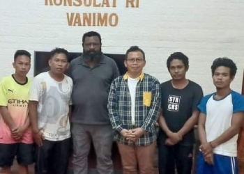 Konsul Indonesia di Vanimo, PNG, saat mendampingi empat WNI yang ditangkap otoritas PNG, Sabtu (24/12). ANTARA/HO-Dokumen Pribadi