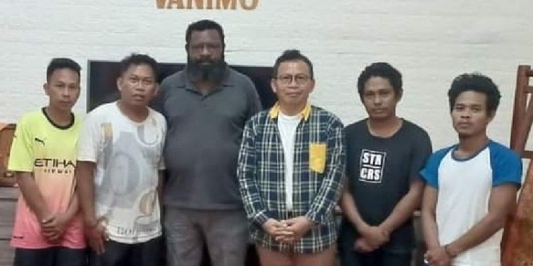Konsul Indonesia di Vanimo, PNG, saat mendampingi empat WNI yang ditangkap otoritas PNG, Sabtu (24/12). ANTARA/HO-Dokumen Pribadi