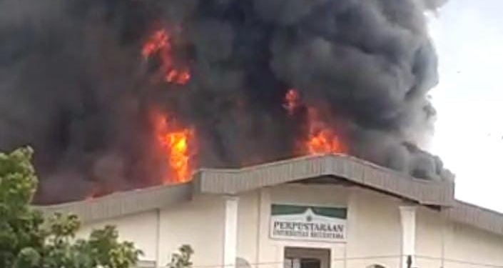 Aula Kampus Abulyatama terbakar. (Dok. Rekaman layar video warga)