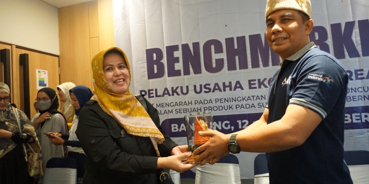 Pelaksana Teknis Kegiatan Disbudpar Aceh, Muhammad dengan Analisis Pariwisata Provinsi Jawa Barat, lis Sutiani. (Dok. Disbudpar Aceh)