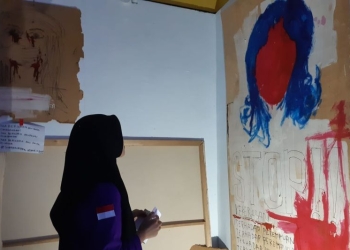 Pamera lukisan korban kekerasan seksual di Jambi. (ANTARA/HO/Irma)