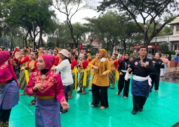 Penari Aceh sedang mengisi kegiatan Taman Mini Menari pada, Minggu (18/12/2022) di Pelataran Museum Indonesia, Kompleks Taman Mini Indonesia Indah (TMII), Jakarta. (Dok. Disbudpar Aceh)
