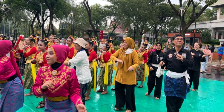 Penari Aceh sedang mengisi kegiatan Taman Mini Menari pada, Minggu (18/12/2022) di Pelataran Museum Indonesia, Kompleks Taman Mini Indonesia Indah (TMII), Jakarta. (Dok. Disbudpar Aceh)
