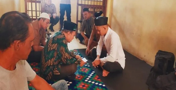 Seorang pria MHA (baju putih) menikah di dalam penjara karena berstatus sebagai tahanan di Rutan Mapolres Aceh Tamiang, Rabu (7/12/2022) ANTARA/HO